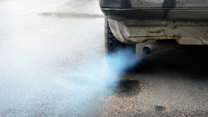 Сизый дым из выхлопной трубы автомобиля